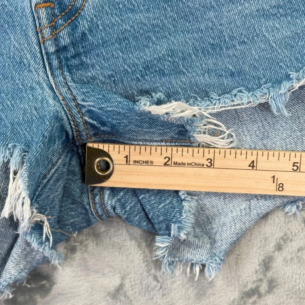 Levis 501 Original High Rise Denim Shorts Medium Wash Cut Off Size 26 56327-0251